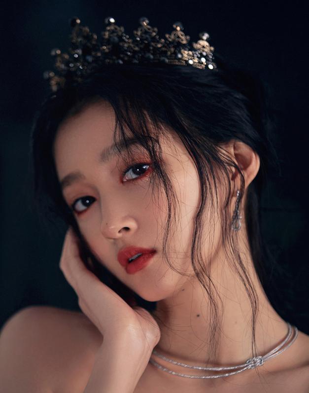 关晓彤|关晓彤故意穿小一码旗袍，看清生图下的线条，机器都打印不出来！