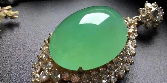 罗振玉|手上戴着翡翠手镯，就不要再去这几个地方，这只会伤害到翡翠