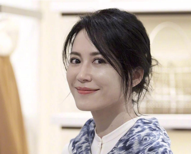 俞飞鸿|50岁的她依旧单身，被问“生理需要”时，她耿直回应让人害羞不已