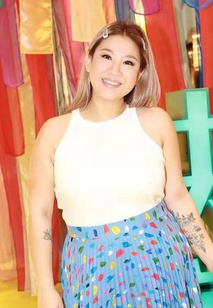 潮流新风|郑欣宜真有勇气,180斤体重还敢穿紧身背心,珠圆玉润美得很富态