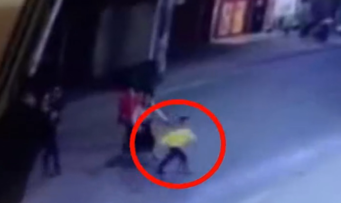 焰冰聊生活 广东汕头，23岁男子骑摩托撞飞7岁男童后逃逸，监控拍下全过程