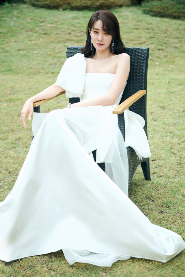 张小斐|张小斐成今年大赢家!拿下影后底气十足,连换三套造型彻底大开挂