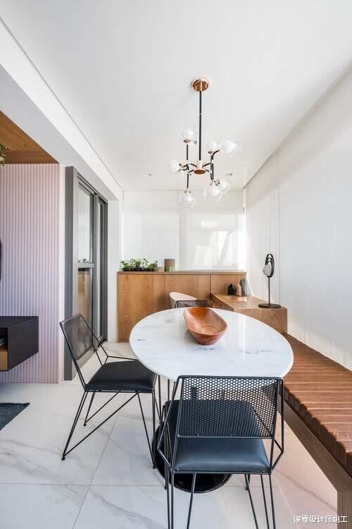 65㎡装得够聪明！靠窗打错层卡座，一边代替餐椅，另一边做桌面