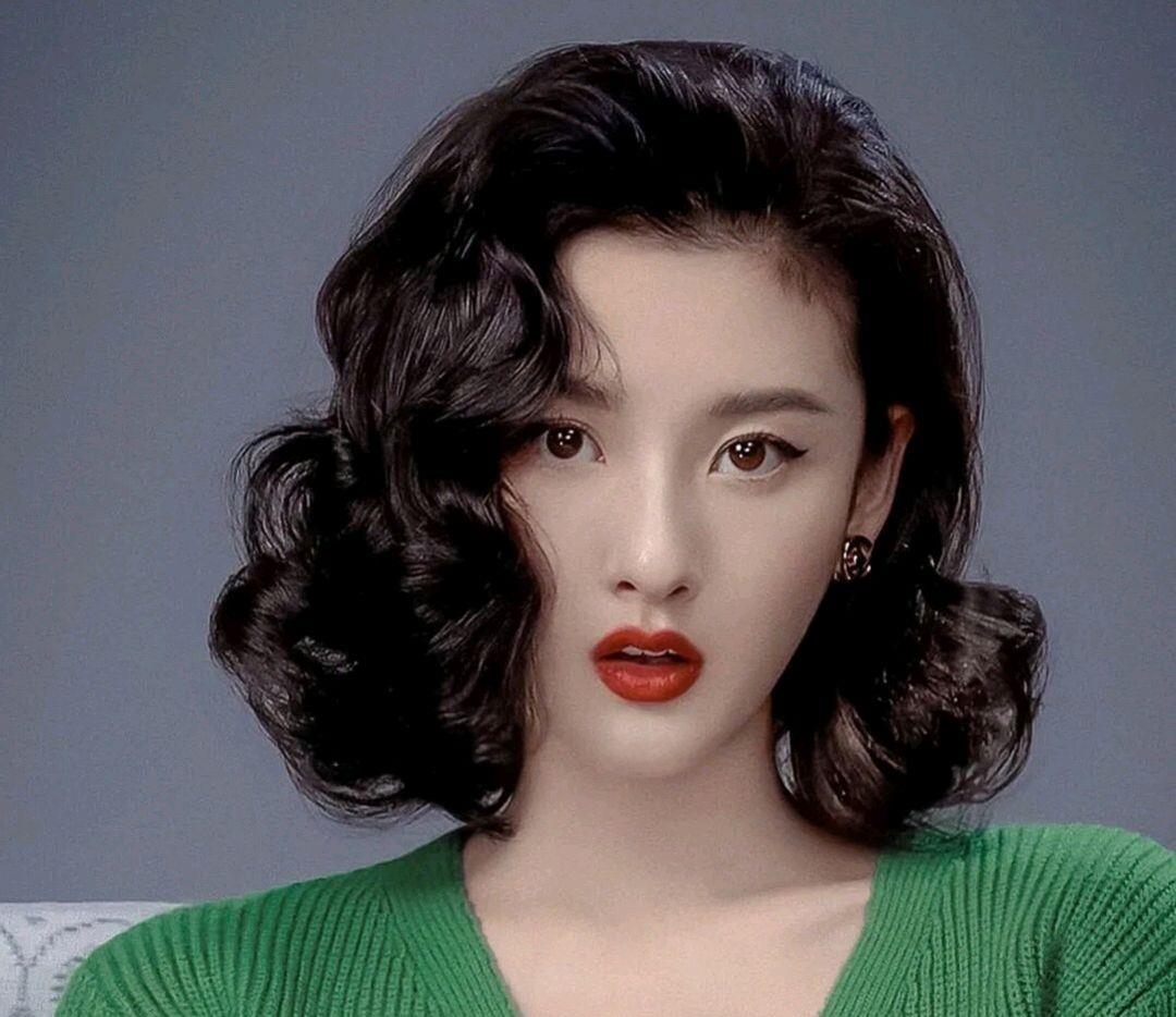 时尚专用小马甲|宋祖儿晒美照引争议，网友：边营销身材，边要求对女星别太苛刻？