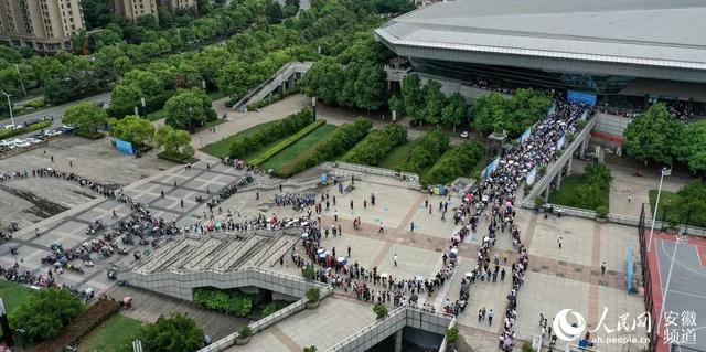 北京日报客户端 冒大雨排队打疫苗!昨天单日疫苗接种量创新高