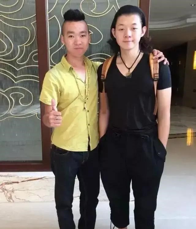 霍尊秀苹果肌，健身照、打篮球照、素颜照曝光-每日要闻