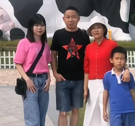 孙悦|孙卓亲姐孙悦留学归来，“红色长发”成焦点，高昂学费随之曝光