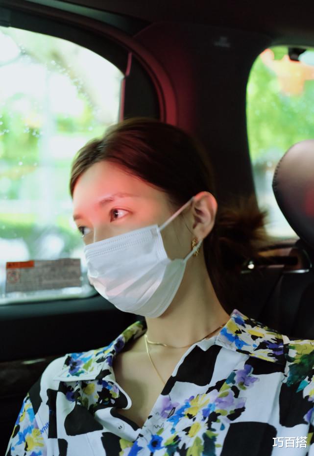 巧百搭|江疏影美得真优雅，印花衬衫搭配短裤，素颜出镜真有气质