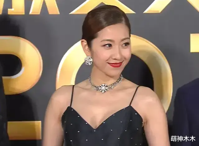 肖战|TVB颁奖礼红毯来了，陈自瑶公主裙大秀美背，钟嘉欣银色西装失策