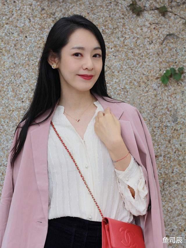 鱼司辰|30+的女生怎么穿才有气质？白色衬衫配长款简约大方，减龄又洋气