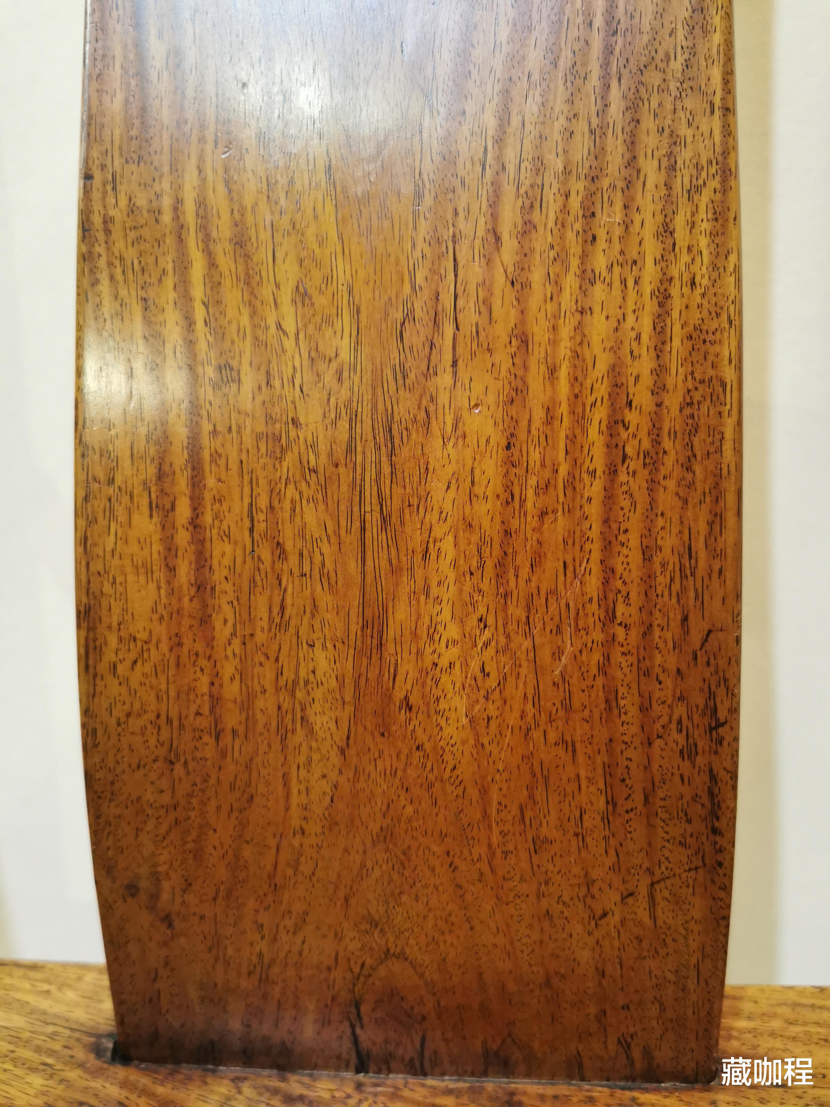 |棕眼粗大、纹理断续，清南官帽椅确为黄花梨