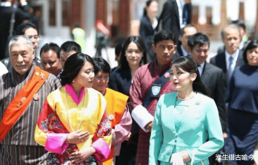 直发|不丹王后不梳直发,把头发盘起更迷人,被粉嫩娇羞的小姑子抢风头