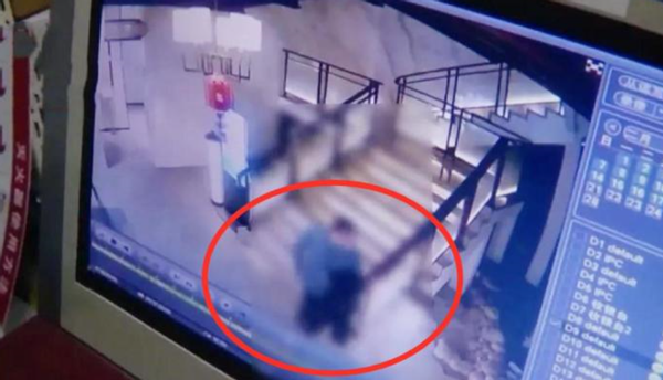 评理三分钟 杭州一男子闯进女浴室16秒，女子不愿接受1.5万赔偿：我还是小姑娘