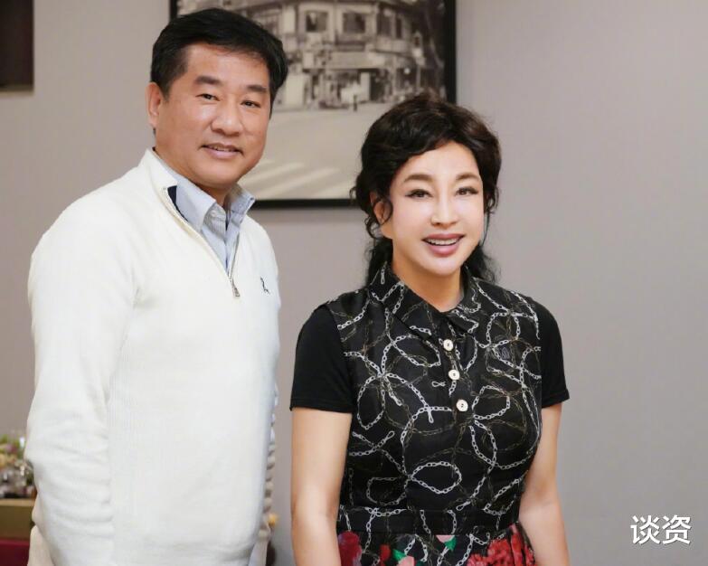 刘晓庆|65岁刘晓庆做核酸检测表情痛苦，吓得全程闭眼，坐姿佝偻像个老太太