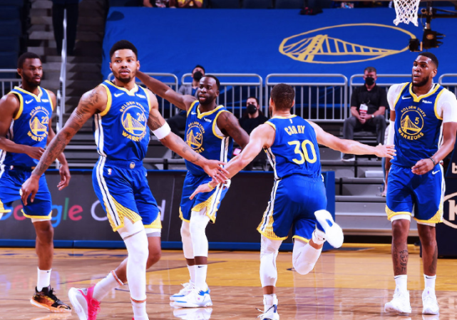 斯蒂芬·库里|太疯狂了！库里三节11记三分轰49分，跳舞激情庆祝，对手彻底绝望