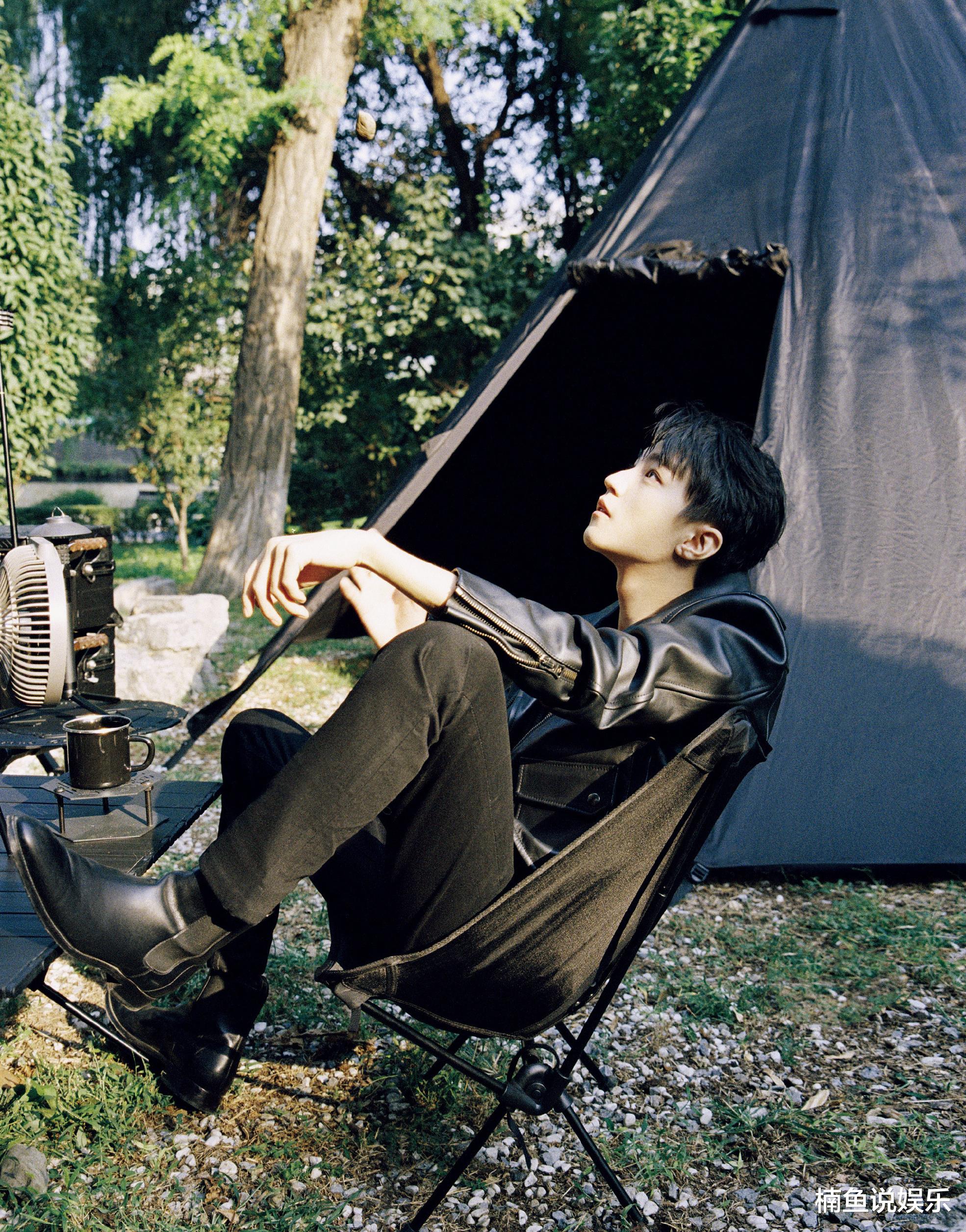 王俊凯|22岁王俊凯越来越帅气，机车造型尽显男人味，雨中花美男既视感