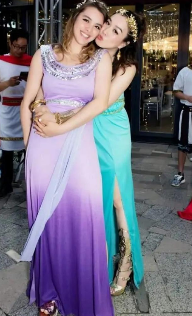 钟丽缇|钟丽缇23岁大女儿头戴王冠获得亚军，性感甜蜜不输老妈