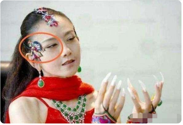 杨丽萍|她为艺术献身，10年不吃一粒米，不自己洗澡，座驾很有品味