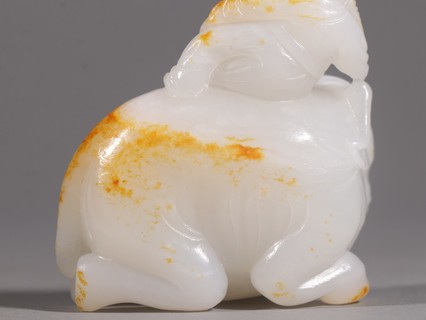 和田玉籽料|旧藏 和田玉籽料童子戏象摆件。