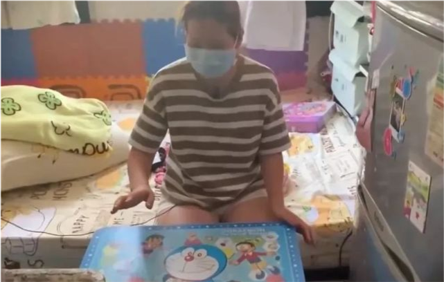 单亲妈妈带女儿在6 ㎡鸵房里生活好几年,月租5000港币,一言难尽!