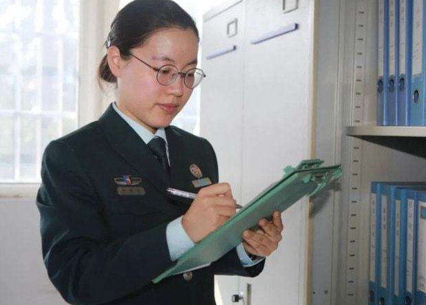 文职|军队文职大规模招聘，六险二金待遇好，这类考生更容易上岸