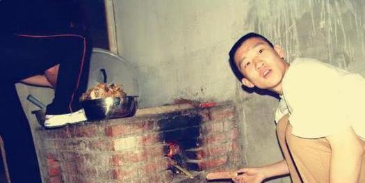 带货|德云逆徒曹金带货翻车，只是穿了一件衣服，被骂的全程不敢抬头