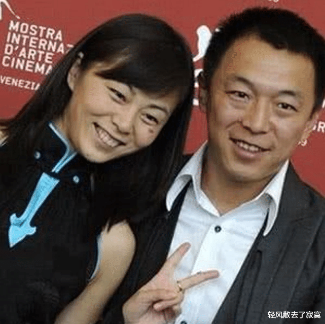 黄渤|黄渤现身外滩跨年,神秘美女甜蜜挽胳膊,被发现后二人刻意保持距离