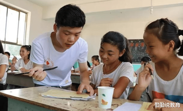 非洲 初二女生公交车没让座，被45岁大妈道德绑架，女孩一句话让其闭嘴