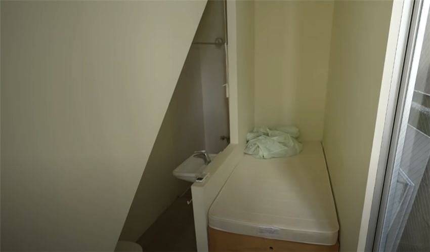 日本小哥蜗居7㎡公寓，吃住全在浴缸里？网友：这还没我家阳台大