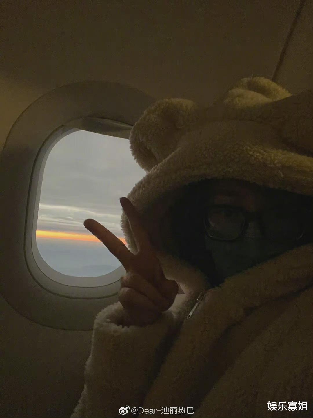 迪丽热巴|迪丽热巴晒飞行随拍照，小熊外套，戴着黑框眼镜比耶敲可爱