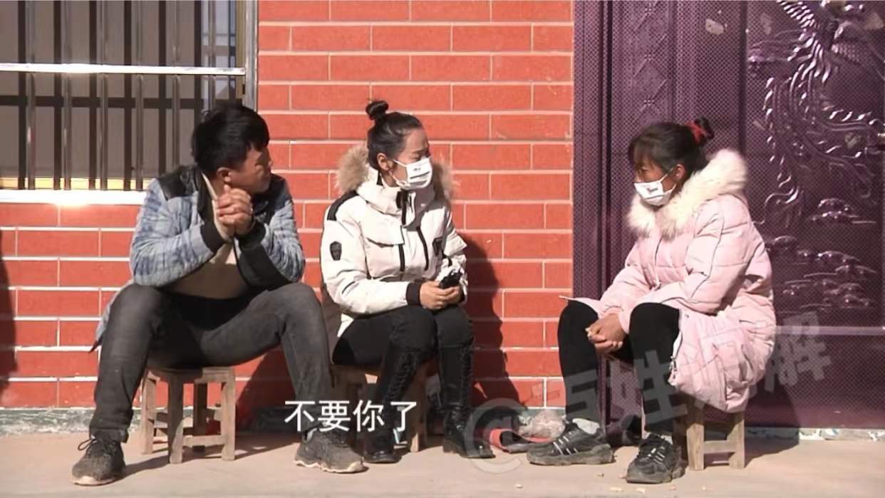 母亲太过于邋遢,22岁儿子忍无可忍怒打母亲,直言从小就恨她