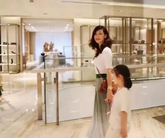 岳云鹏|“李云龙老婆”童蕾被坑惨，婚后180亿资产蒸发，如今老公锒铛入狱