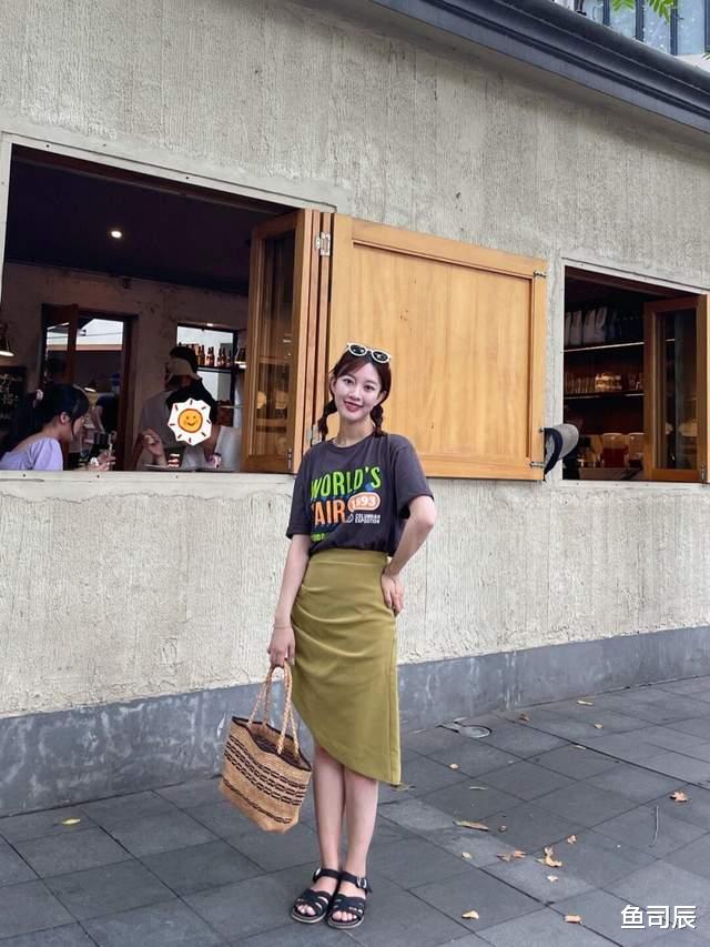 鱼司辰|想要搭配出氛围感其实很简单，条纹衫配牛仔裤简约利落，高级时髦