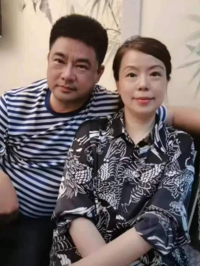 许敏|许敏哥哥首次直播，不到一个小时就结束，吸引了3万多粉丝观看。