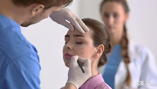 久美人生|从“注白瓶”到“眼周绷带”,护肤品的昵称为什么越来越有一股医美味儿?