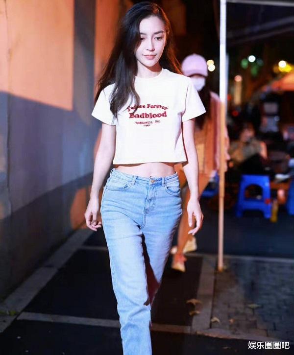 萧亚轩|baby下班图曝光！穿露脐短T露出小蛮腰，头发披散少女感十足