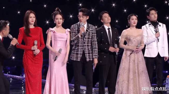 杨幂|杨幂曝跨年晚会后, 请周笔畅陈小春他们吃跨年饭被拒, 理由笑翻全场