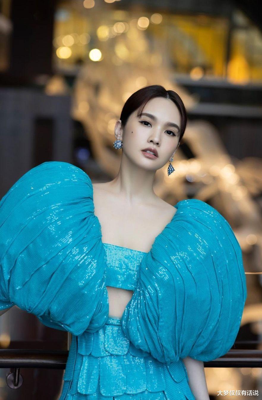 杨丞琳|杨丞琳破人妻尺度！转正面“只遮一片布”蓝色人鱼装辣爆