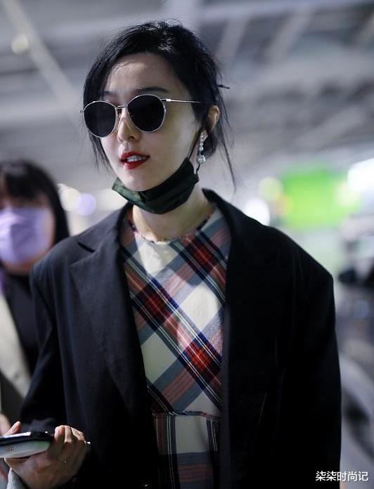 范冰冰|范冰冰陷滑铁卢，为不知名小活动站台场面寒酸，服装皱巴巴好廉价