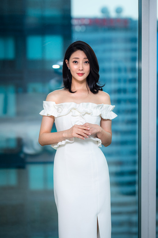 全球时尚号 殷桃换风格后火出圈，搭配V领礼服好惊艳，如画中走出来的美人