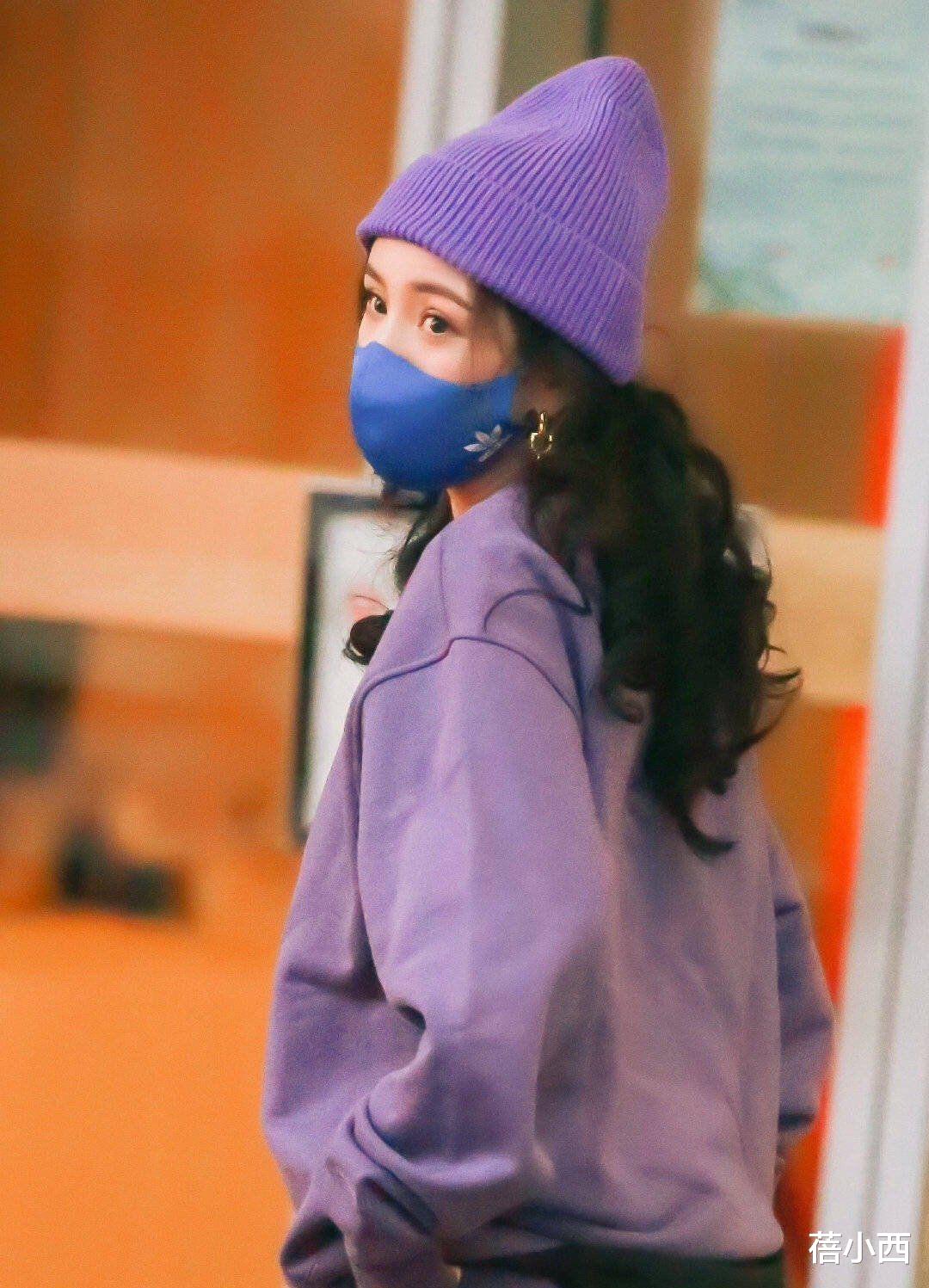 蓓小西 杨幂真厉害,35岁穿运动套装配毛线帽像个大学生,果真是逆生长