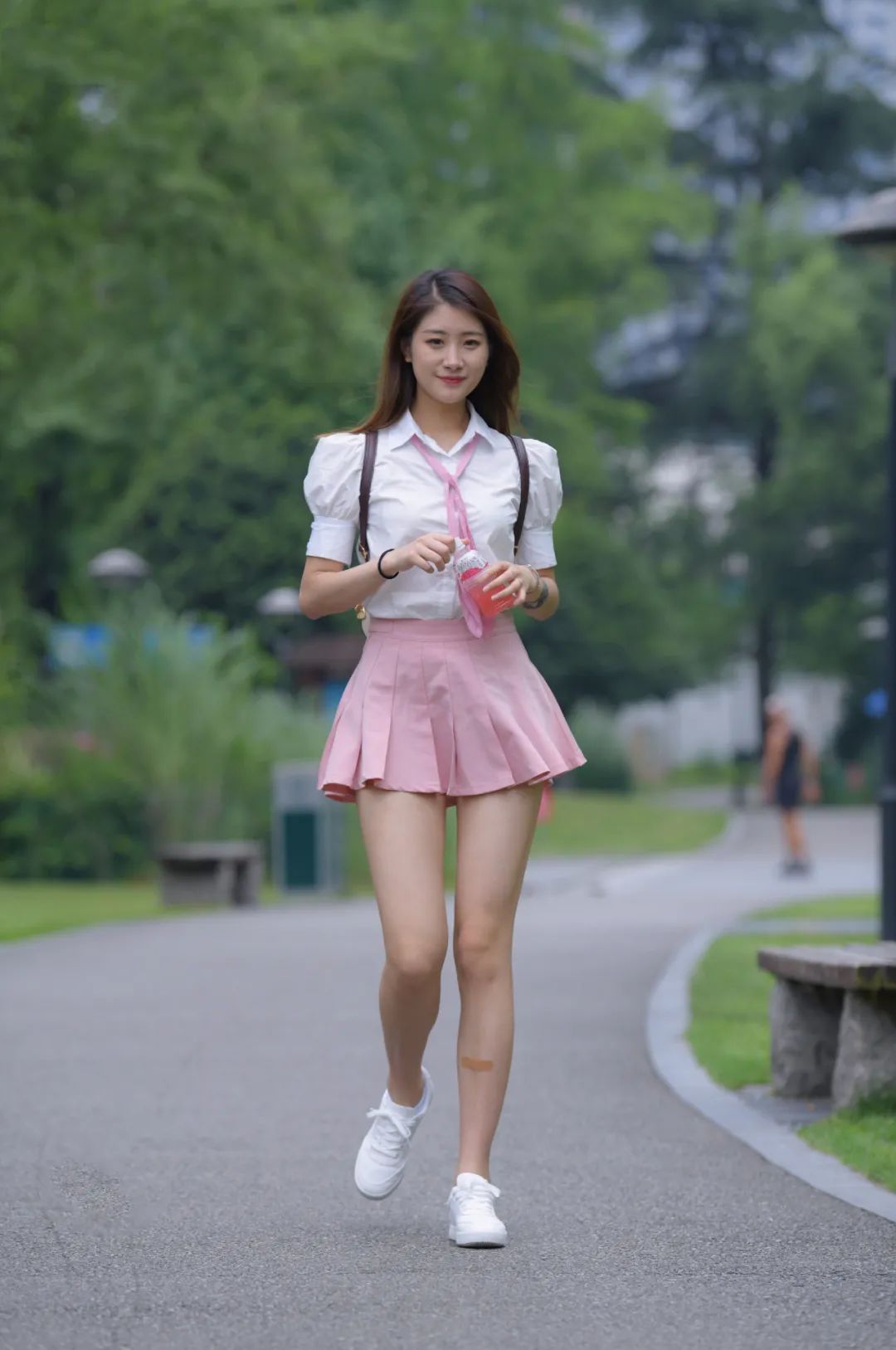 时尚穿搭女装|时尚穿搭:穿粉群的时尚女生,穿出性感休闲风