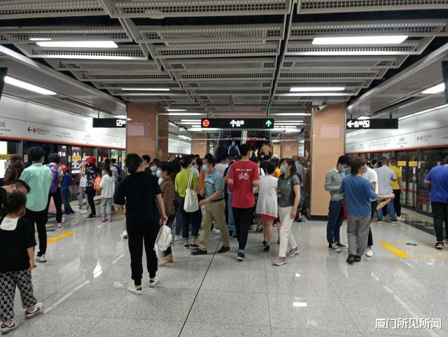 厦门所见所闻 五一假期前日，厦门地铁迎来高光时刻，当天创造了56.35万新纪录