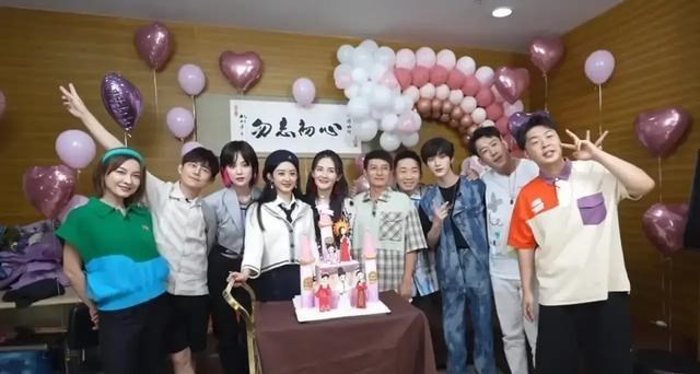 清浅微笑的我|太心酸！谢娜怕被人顶替，生完孩子走路还需要人搀扶就赶紧复工