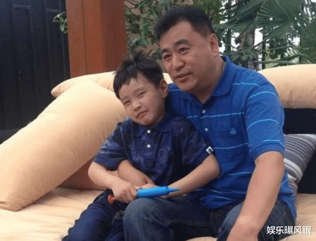 裴珠泫|前“央视一哥”近况曝光，坐路边吃雪糕，如今60岁仍独身一人