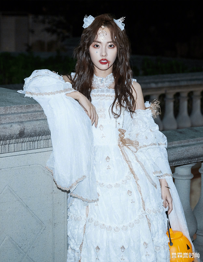 张嘉倪|张嘉倪穿“洛丽塔”把自己扮成小丑，搞怪嬉戏，可怎么看还是漂亮