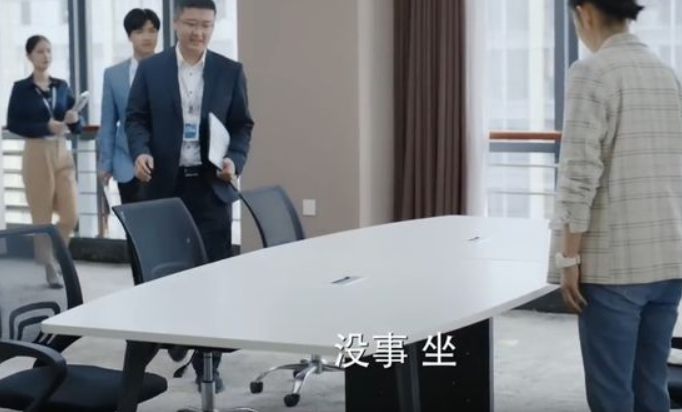 |大学毕业生面试被问，有5瓶水6个领导怎么分？高情商回答被录取