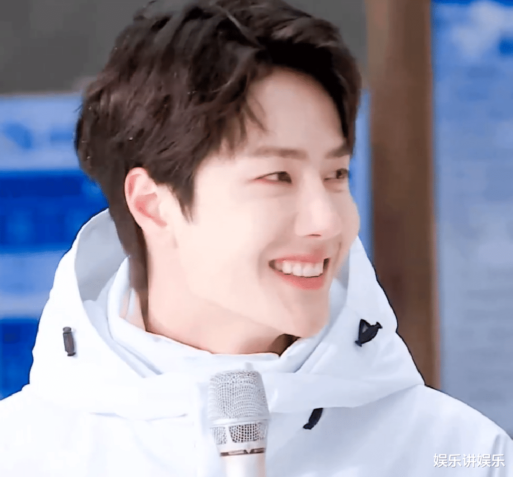 王一博|安踏线下物料已换，王一博大变样，粉丝：“完蛋，老公变儿子！”