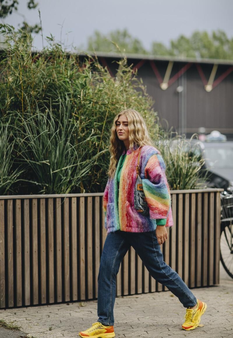 白小白的衣橱|谁说秋天不能色彩缤纷?穿上彩虹色的服装,让秋天多彩起来