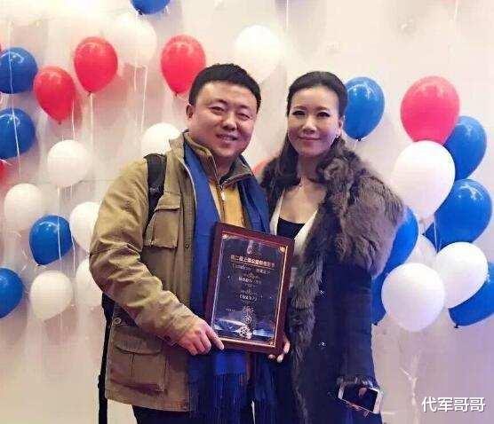 主持人|45岁房海燕近况曝光，因参加富豪寿宴被开除，圈外老公身份神秘